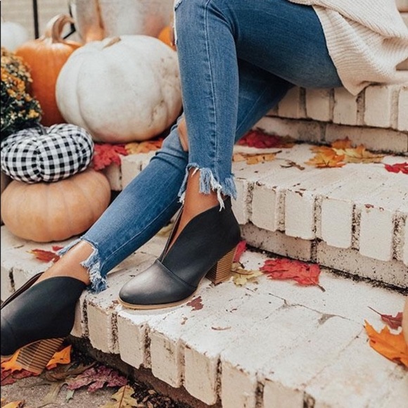 Black V cut black heel - Picture 2 of 4